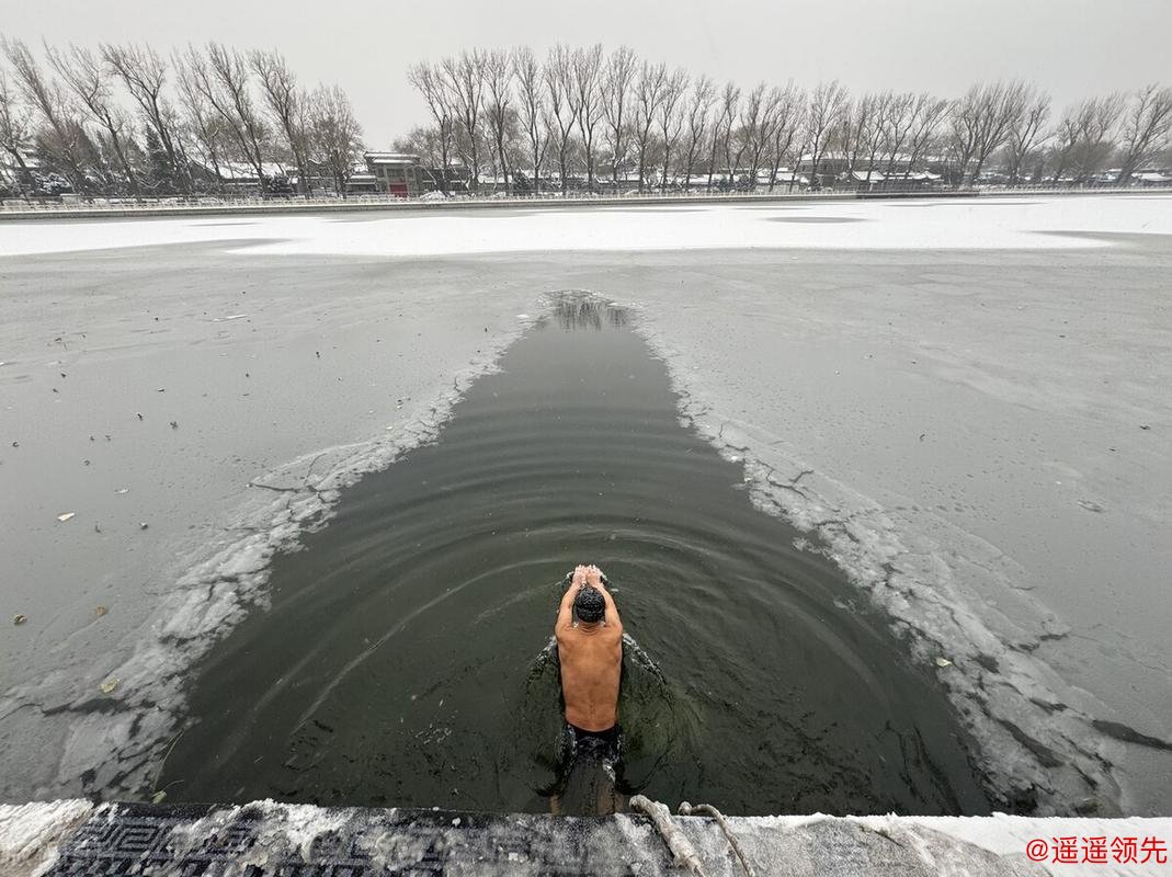雪中游泳，不亦乐乎